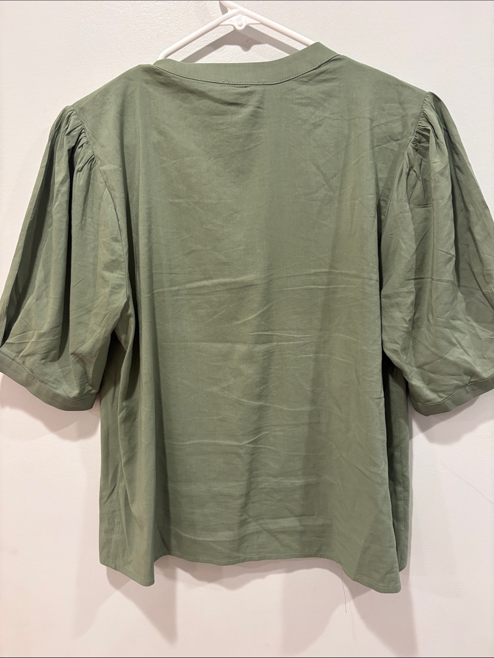 Evereve Olive Green Button-Up Short Sleeve Blouse ptp 20 length 23.5 $78 retail - Picture 6 of 6